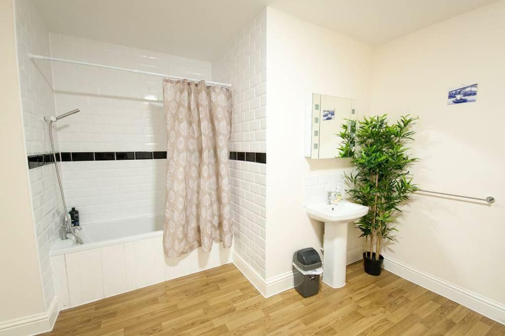 The Broadmead Forest - Spacious City Centre 3Bdr Apartment บริสตอล ภายนอก รูปภาพ